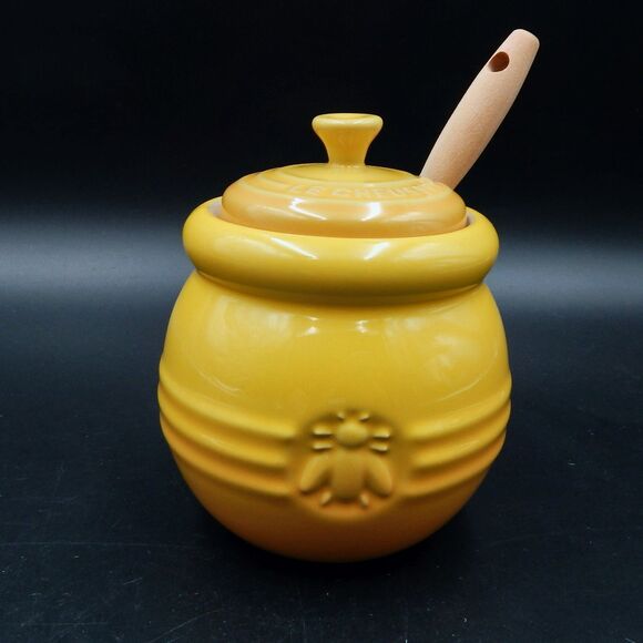Le Creuset Honey Pot Dijon Yellow w/Lid Silicone Dipper Set Stoneware Bee Lidded - Picture 1 of 8
